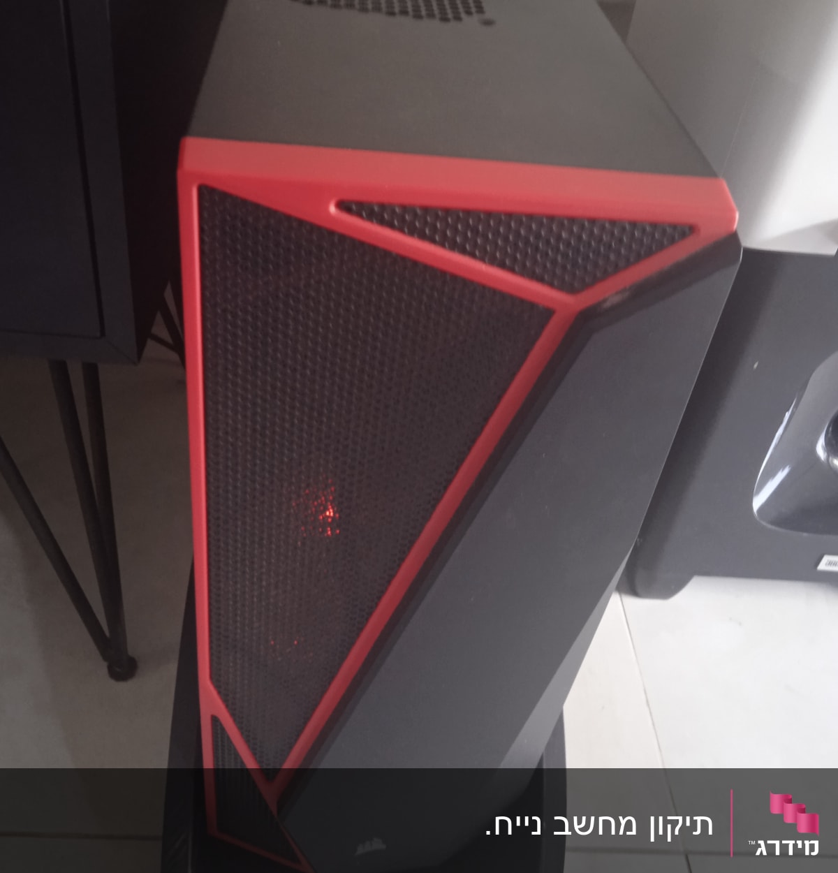 מארז מחשב שחור עם מסגרת אדומה